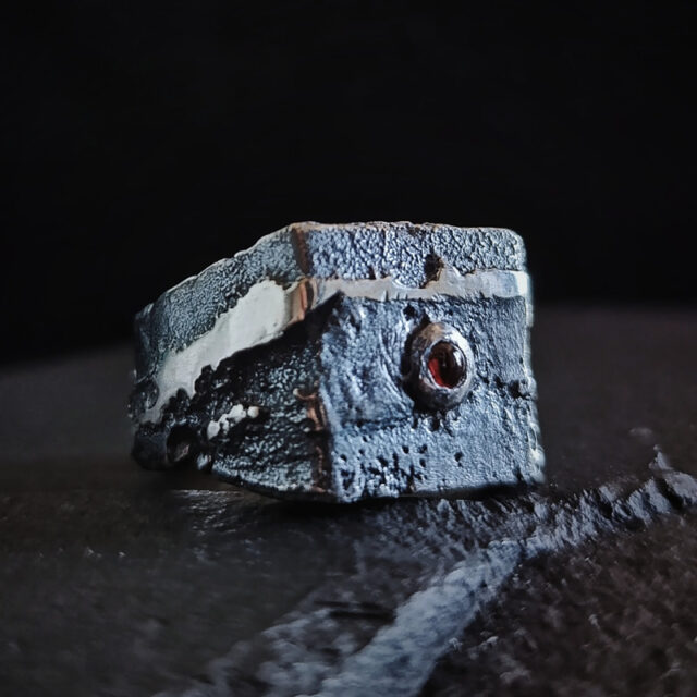 Anillo Luth IV